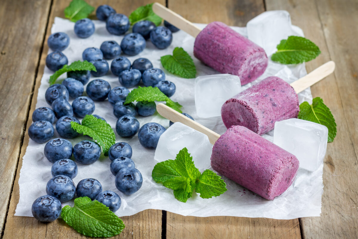 Homemade popsicles with blueberry, yogurt and honey