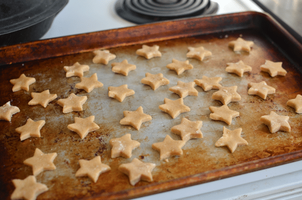 Homemade Wheat Thins For Lunch. Do your kids like crackers? We like them too, that's why we made this homemade version of Wheat thins!